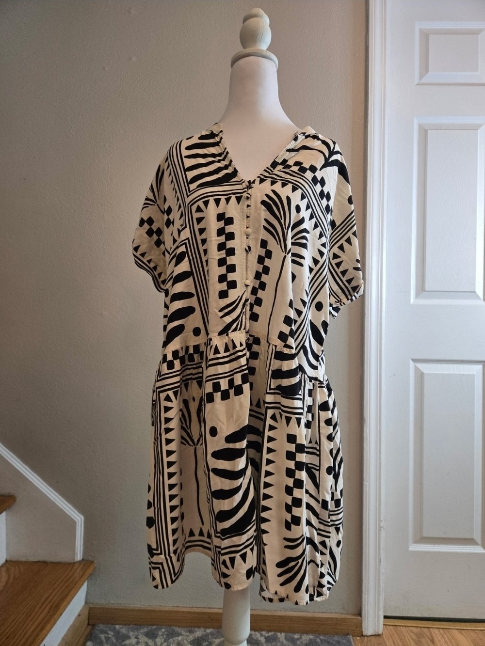 H&M Cream and Black Patterned Crinkled Tunic Dress Size Women's Medium